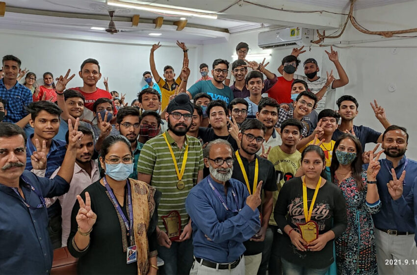 Aarvee, Academy, Agra honor JEE Main rank holder students #agranews