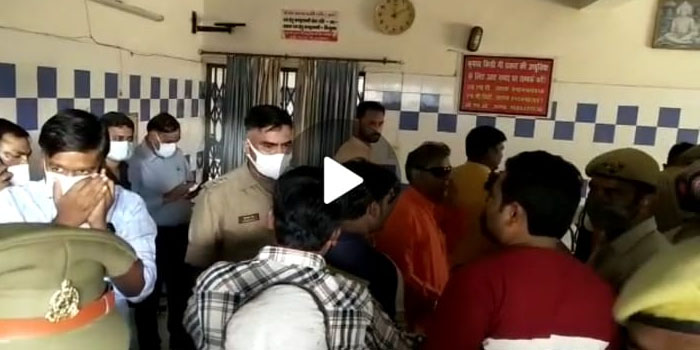  Video : Inspector, Sub Inspector & Three constable suspend after accused of robbery died in Police custody in Agra #agranews