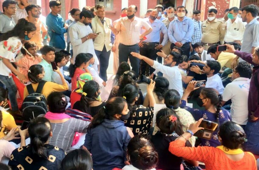 Students protesting in the university regarding incomplete and erroneous results in University…#agranews