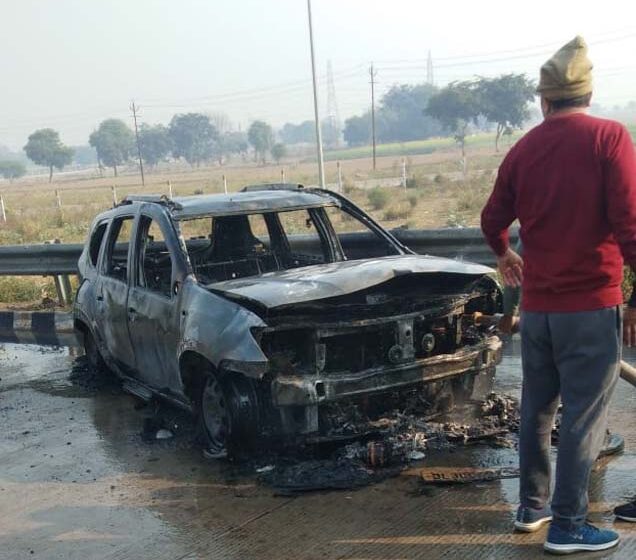  Car became a ball of fire in Agra, four people including women narrowly escaped