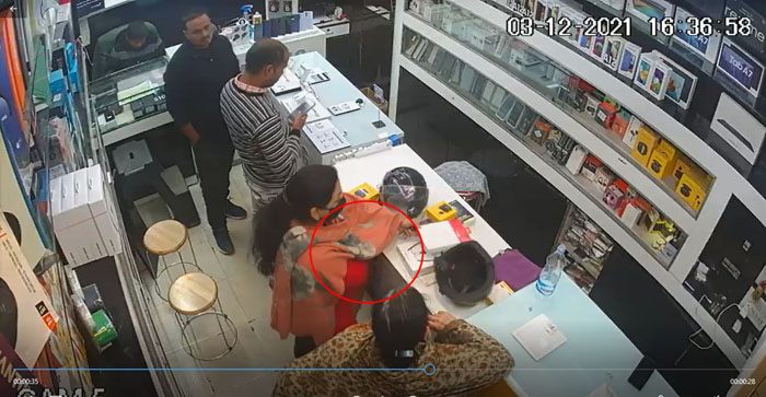  CCTV Footage: Woman stole expensive headphones from shop in Shah Market, Agra…#agranews