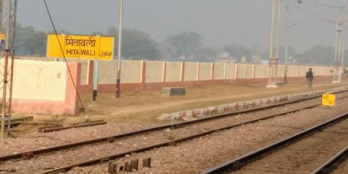  Agra News : Man & Woman jumps off moving train in Agra, One dead #agranews