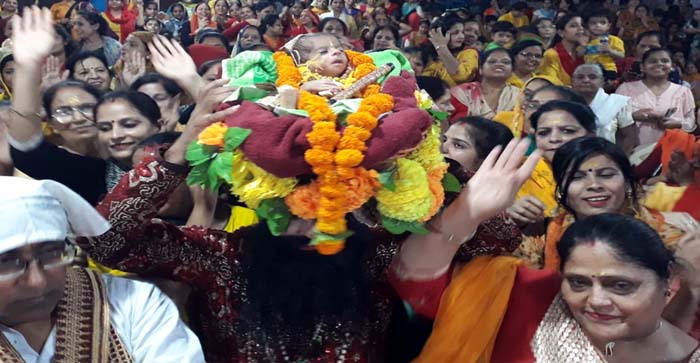  Agra News: Devotees dance on the birth of Lord Shri Krishna in Shrimad Bhagwat Katha…#agranews