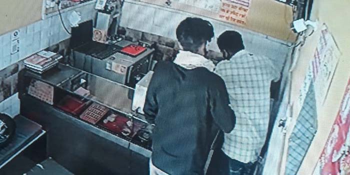  Agra News : Posing as customers two armed men looted Rs 03 Lakh jewellery from Jewellery shop in Agra #agranews