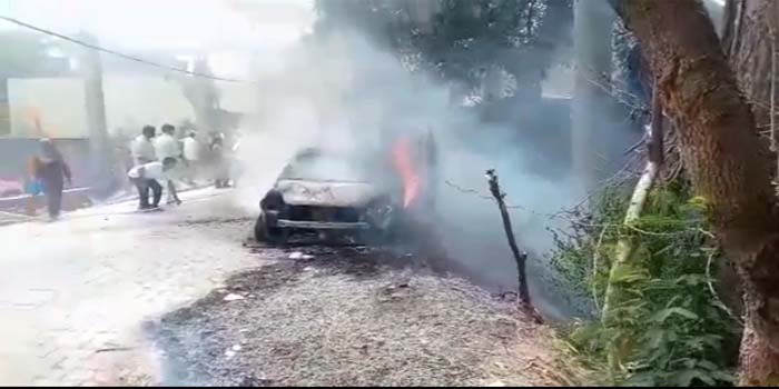  Agra News : Running car catches fire in Agra #agra