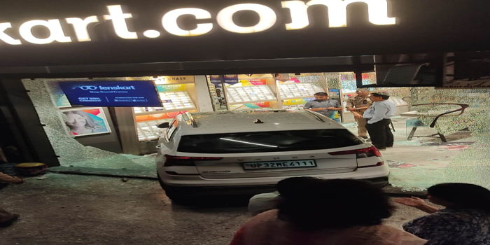  Agra News : car hits Lenskart Showroom in Deewani Crossing Agra #Agra