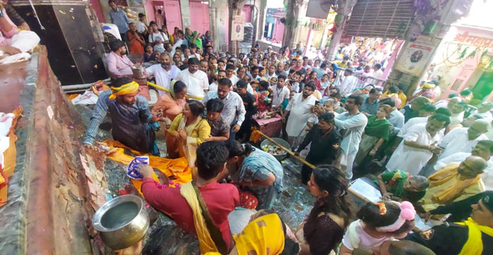  Photos: Thousands of devotees from the country and abroad reached the darshan of Govardhan Maharaj…#agranews