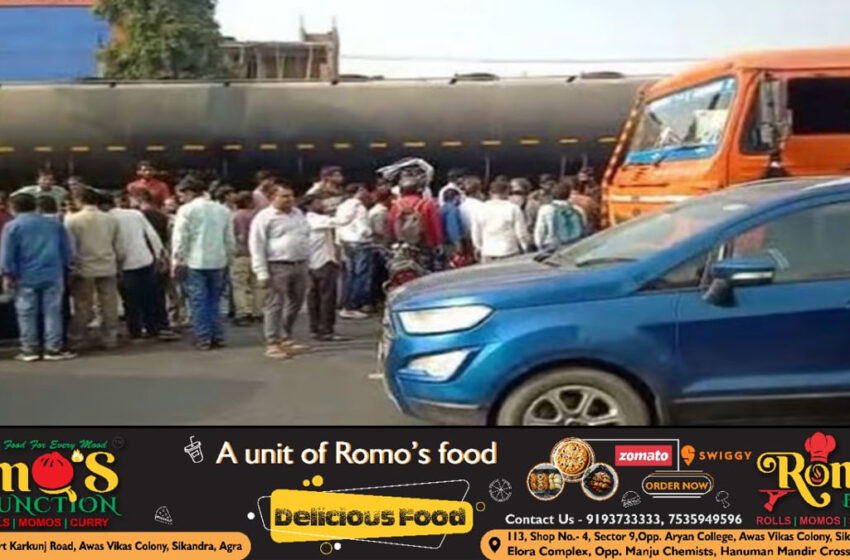  Agra News: Accident on the highway in Agra. Two women crossing the road were hit by a truck, one died…#agranews