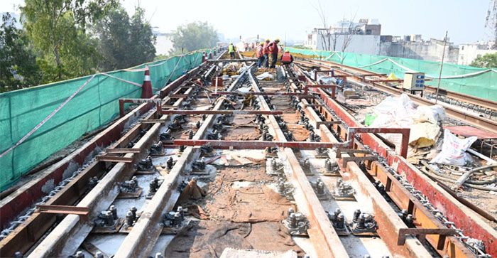  Agra Metro Update: Track work at viaduct crossover begins…#agranews