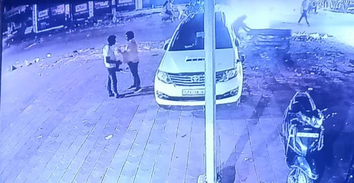  Video News: The accused slaps the witness in the builder Rajiv Gupta murder case in Agra…#agranews