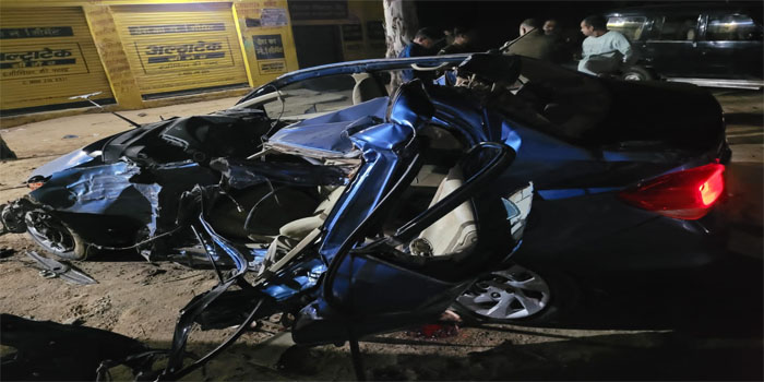  Agra News : Car hit tree on Fatehabad road, Three died, two injured #agra