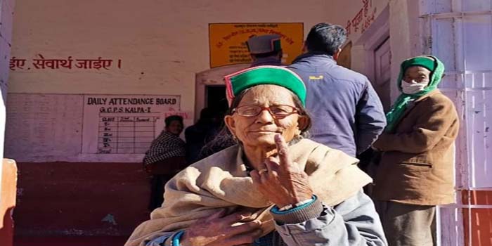  Voting slows in the morning for Himachal Pradesh assembly elections, queues to cast vote in the afternoon