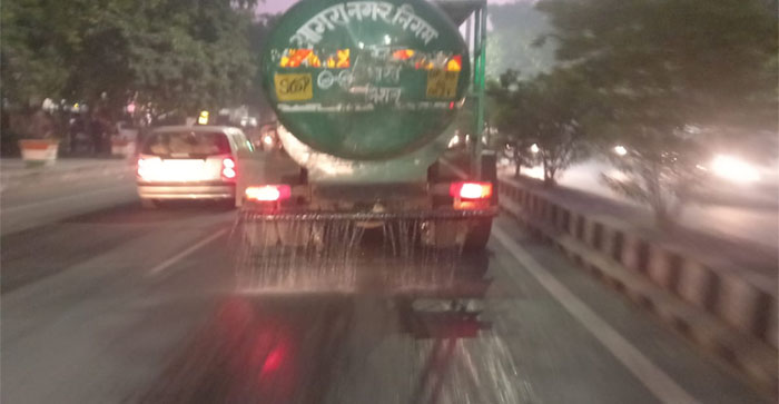  Agra News: Agra’s aqi at Hazardous level. Spraying being done on the roads by the Nagar Nigam…#agranews