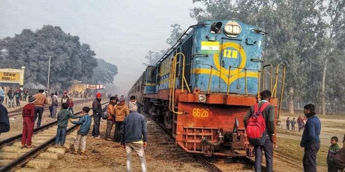  Two trains came face to face on the same track in Bahraich, the drivers applied brakes by honking, orders for investigation