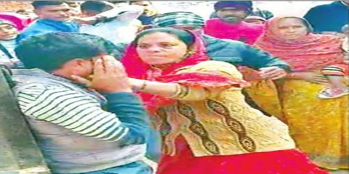  Sadabad News : DVVNL employee beaten up by women