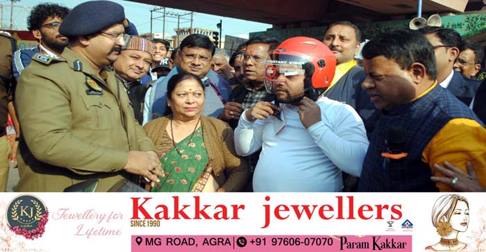  Agra News: Made people aware by wearing helmets and giving roses in Agra…#agranews
