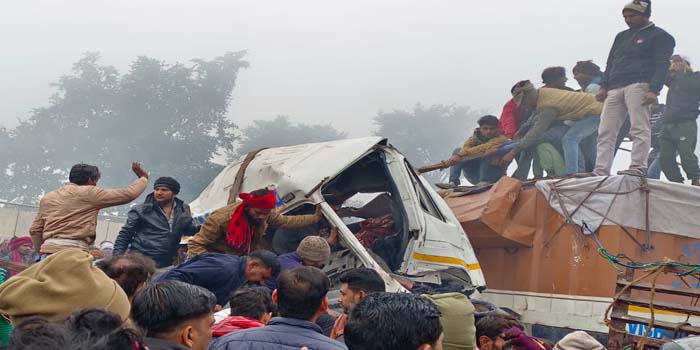  Agra News : Truck collide with tenkar due to dense fog, Two rescued #agra