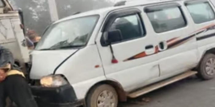  Agra News : School van collide with tanker, 6 children injured #agra