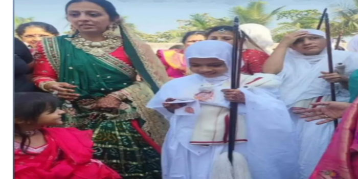  Devanshi, the nine-year-old daughter of Surat’s diamond businessman, became a monk, initiation festival started from morning