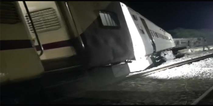  Eight coaches of Bandra – Terminus Jodhpur Suryanagari Express train derailed, Help line number