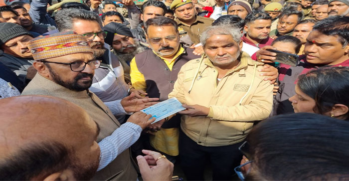  Video News: Cabinet minister gave a check of Rs 2 lakh to the victim’s family…#agranews