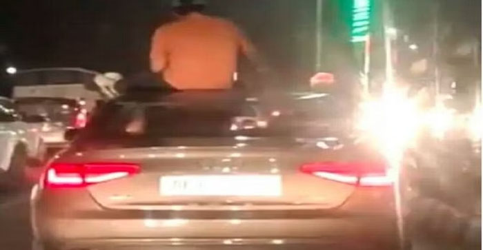  Agra News: Young man making reels video by doing stunts sitting on the roof of Audi Car, now police is searching…#agranews