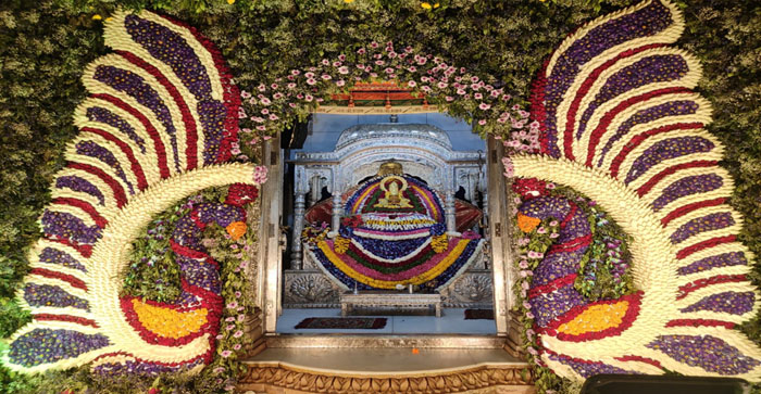  Photo News: Devotees played Holi of Mehndi in Agra’s Khatu Shyam Temple…#agranews
