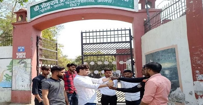  Agra News: Student leader reached the university gate with a bottle full of petrol for demands…#agranews