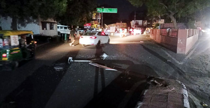  Video: Street light pole fell on the middle of the road due to strong wind, Rain after strong thunderstorm in Agra….#agranews