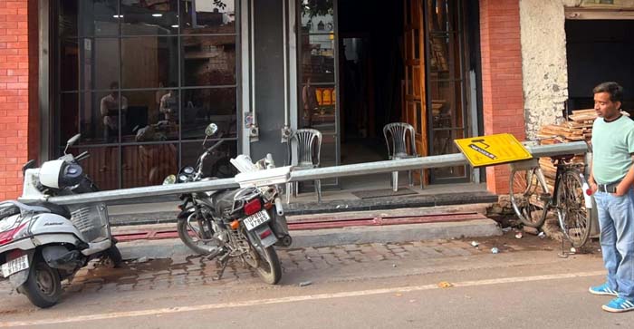  Agra News: CCTV pole fell in front of the shop, accident averted…#agranews
