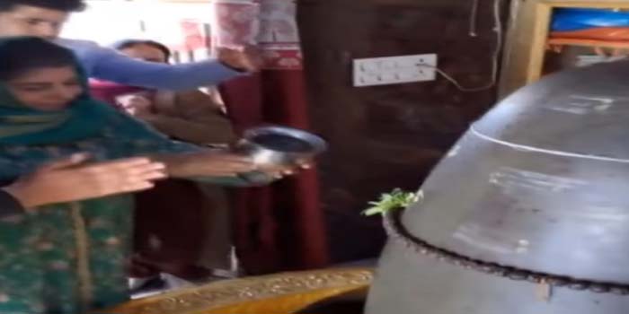  PDP chief Mehbooba Mufti performed Jalabhishek on Shivling in Poonch, Ulema infuriated