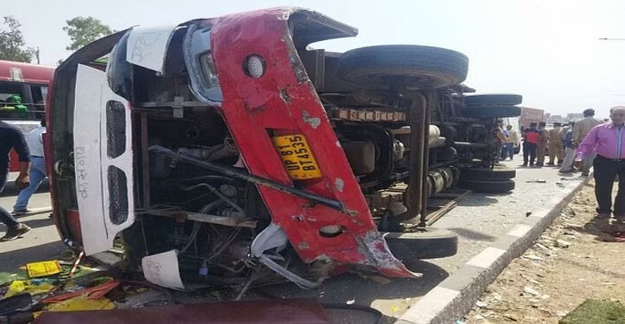  Agra News: Bus overturned on highway, several passengers injured…#agranews