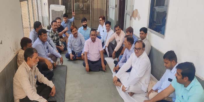  Teachers in Agra College hold indefinite strike on demands, accuses principal of arbitrariness# agra