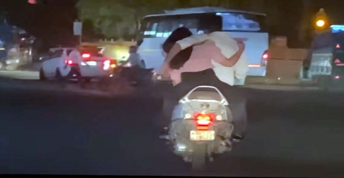  Viral News: Watch the video of a loving couple on the road…