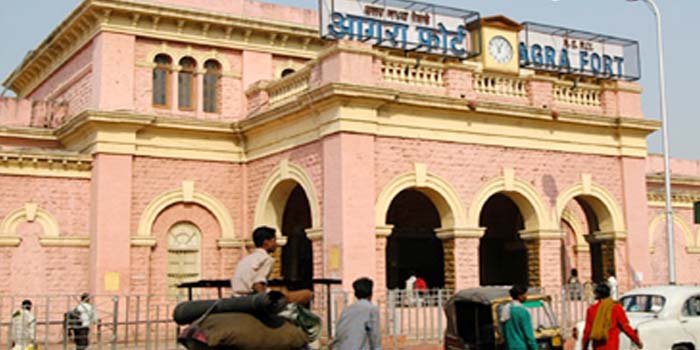  Agra News : Car hit two year old girl child in Circulating area of Agra Fort Railway Station, Died #agra