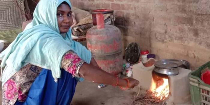  The target of Ujjwala Yojana is not achieved, 67 percent of the houses in rural areas are still cooking food with firewood