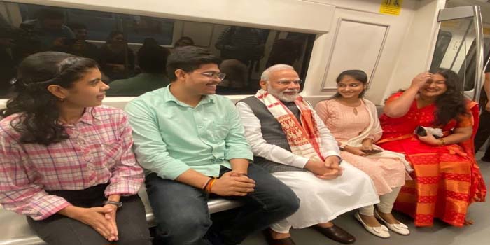  PM Modi traveled by Delhi Metro, interacted with passengers, went to participate in centenary celebrations of Delhi University