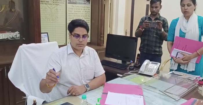  Agra News: New DM of Agra Bhanu Chandra Goswami took charge. click for video…#agranews