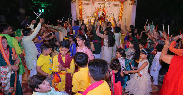  Agra News: Dandiyas played till late night, Maha Aarti was performed with 56 offerings. People danced to the songs of Dandiya Garba…#agranews