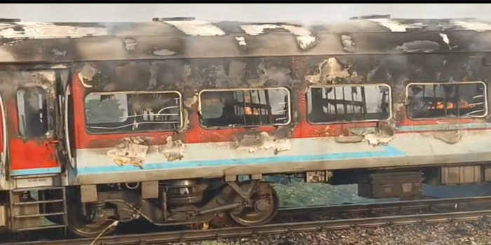  Video News : Patalkot Express (14624) catches fire at Bhandai railway station near Agra Cantt Station #agra