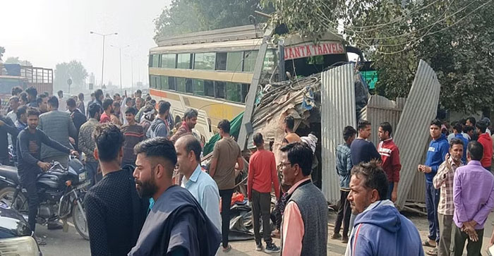  Agra News: A high speed sleeper bus carrying 40 passengers went out of control, one died…#agranews