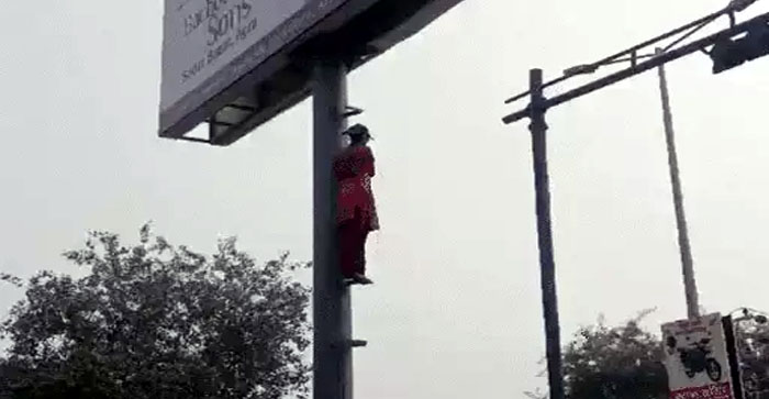  Agra News: A woman climbed a 25 feet high pole at the intersection in Agra. climbed for two hours…#agranews