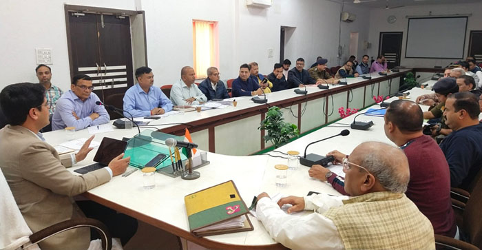  Agra News: DM held a meeting of Udyog Bandhu Committee and Commerce Bandhu Committee…#agranews