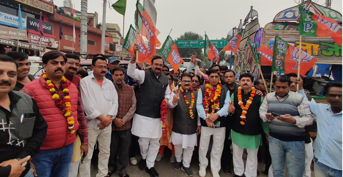  Agra News: BJP workers celebrated victory in three states. Distributed sweets, made people drink tea…#agranews