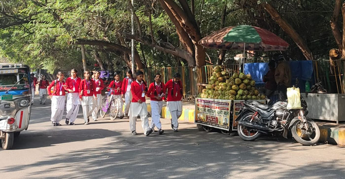  Agra News: Footpath occupied in Agra, school children walking on the middle of the road…#agranews