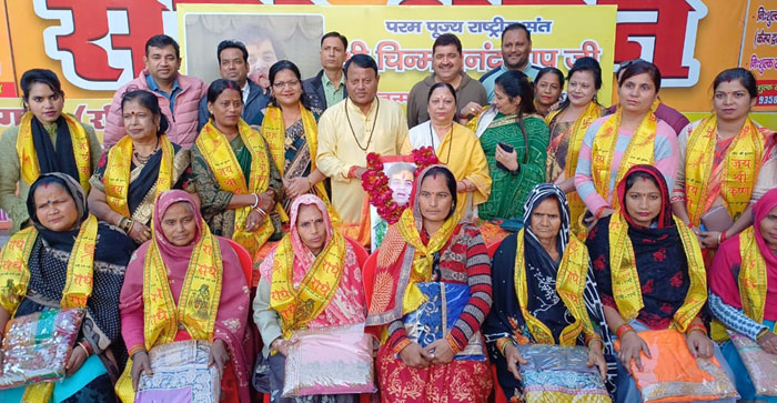  Agra News: Celebrated the birth anniversary of national saint Chinmayanand Bapu by distributing sarees to needy women in Agra…#agranews