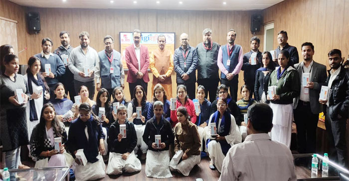  Agra news…821 smart phones and tablets distributed in Dr. MPS Group of Institutions of Agra. Efforts made to make students digitally competent…#agranews