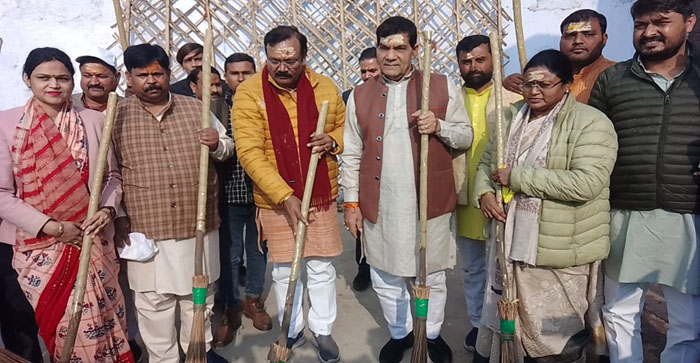  Agra News: Minister AK Sharma cleaned Yamuna Ghat and Shiv Temple chain in Bateshwar…#agreanews