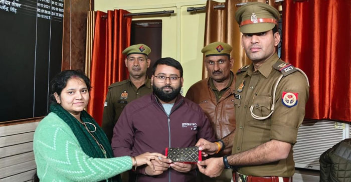  Agra News: Commendable work of police, Ladies purse found lying in Raja Ki Mandi market was handed over to its owner…#agranews