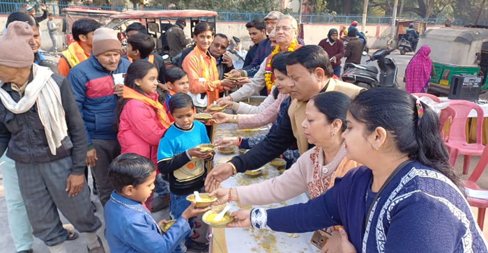  Agra News: Khichdi and Gajak Prasad distributed at Agrasen Chowk Balkeshwar, Agra…#agranews